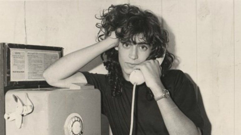 Un pibe. El cantante cuartetero posando junto a los viejos teléfonos públicos de Entel.&nbsp; &nbsp;