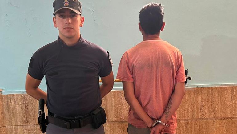 Ladrón robó en un mercado, regresó por más y los comerciantes lo agarraron