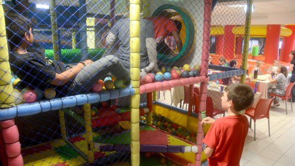 La mayoría de los padres elige festejarle el cumpleaños a su hijo en un pelotero porque le simplifica la organización. Para conseguir lugar, hay que anticiparse y reservarlo con tiempo.