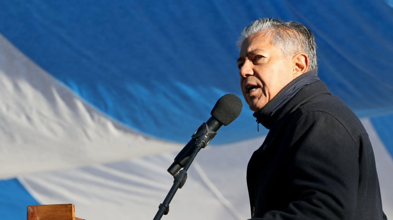 Rolando Figueroa encabezó el acto por el 25 de Mayo en Añelo. | LM Neuquen Rolando Figueroa encabezó el acto por el 25 de Mayo en Añelo.