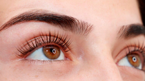 Adiós a las pestañas postizas: la nueva tendencia europea para lucir más joven y radiante Adiós a las pestañas postizas: la nueva tendencia europea para lucir más joven y radiante