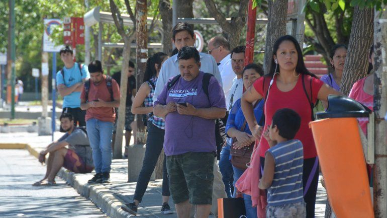 Largas esperas y muchas molestias. Los usuarios consultados no sabían que cambiarían las frecuencias.