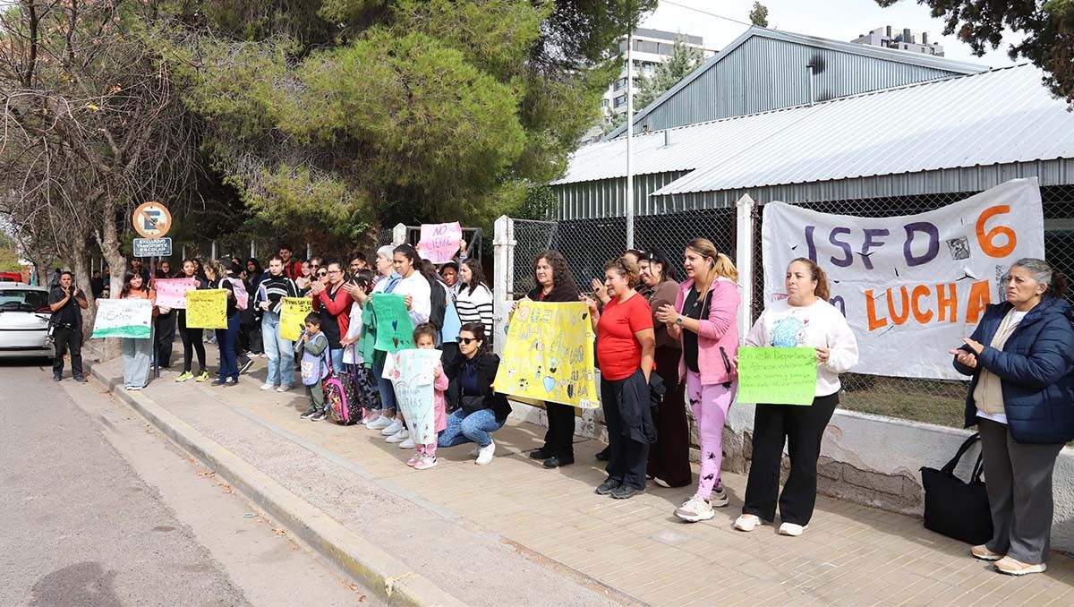 Docentes y familias rechazan el cierre del jardín de infantes.