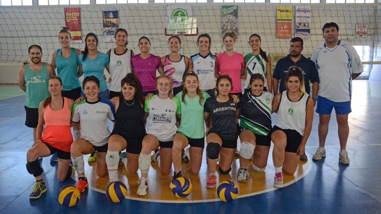 El plantel completo de vóley femenino de El Biguá.&nbsp;