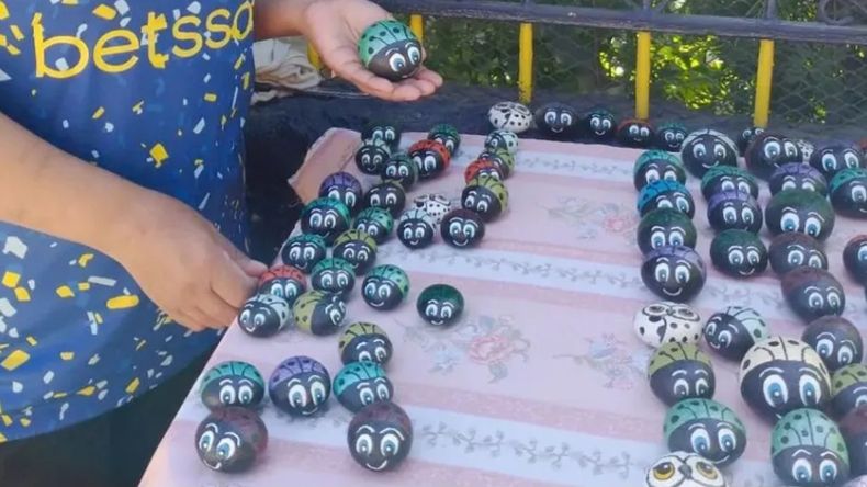 Artesanías en Aluminé: las vaquitas de San Antonio que son furor en las ferias | LM Neuquen Artesanías en Aluminé: las vaquitas de San Antonio que son furor en las ferias