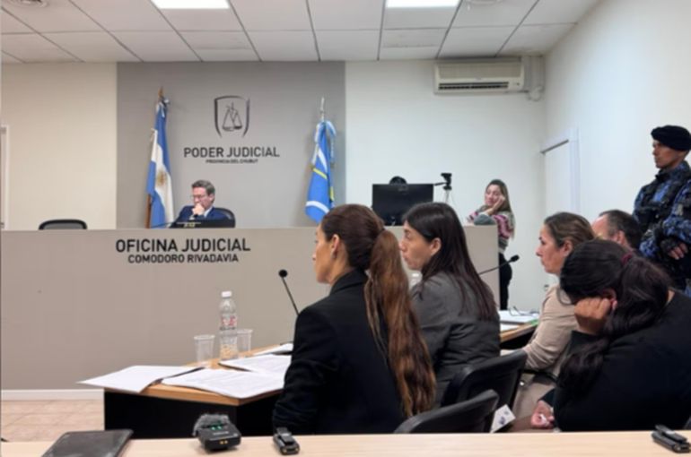 La audiencai de control de detención de la madre de Ángel y su pareja se hizo este martes 14 de abril en Comodoro Rivadavia. La audiencai de control de detención de la madre de Ángel y su pareja se hizo este martes 14 de abril en Comodoro Rivadavia.