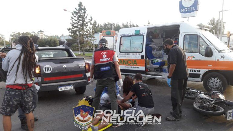 Un motociclista fue hospitalizado tras chocar con una camioneta