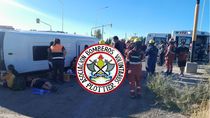 De los 21 heridos, 16 son niños que viajaban en un minibús. De los 21 heridos, 16 son niños que viajaban en un minibús.
