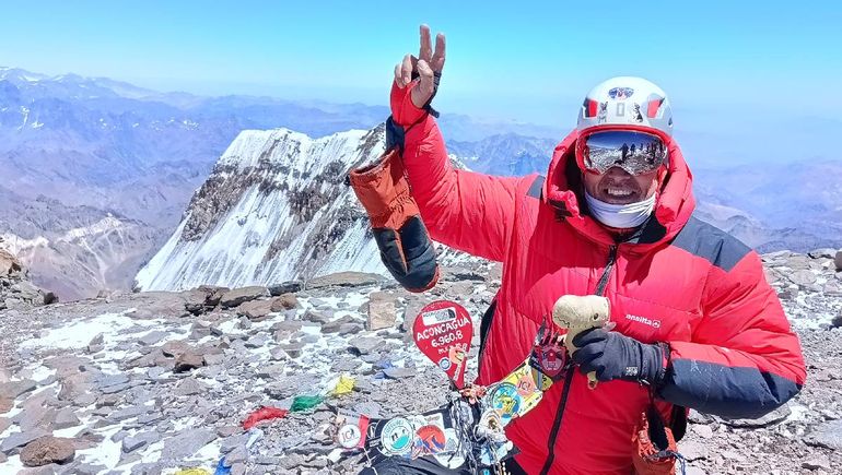 Guillermo en la cima del Aconcagua. Siempre lleva en la mano algún souvenir en homenaje a los perros del mundo. Guillermo en la cima del Aconcagua. Siempre lleva en la mano algún souvenir en homenaje a los perros del mundo.