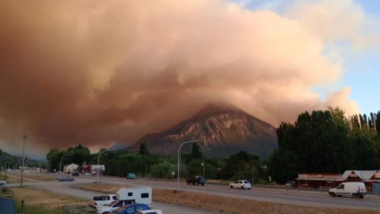 El fuego lleva activo desde el lunes a la tarde.
