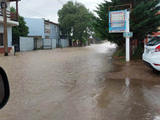 Feroz tormenta dejó calles convertidas en ríos en Las Grutas