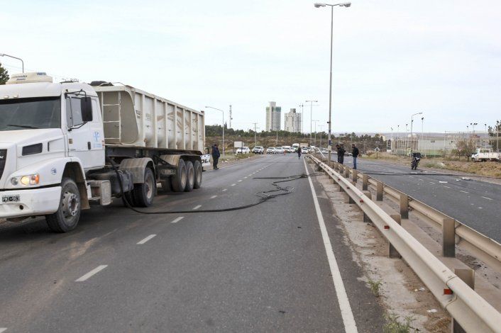 Un camión con la caja levantada arrancó un cable y dejó sin internet a la región