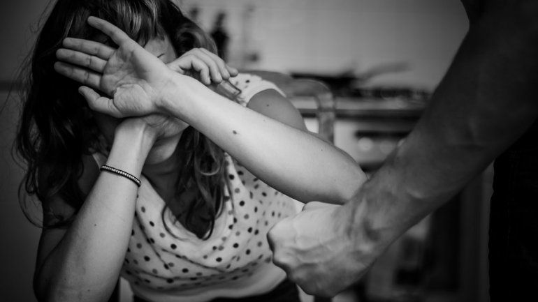 Una joven reveló la tortura que le hizo vivir el ex de su mamá cuando estaba embarazada. La violó y la apuñaló en la panza.