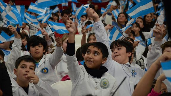 Masiva Promesa a la Bandera en Neuquén: más de 700 estudiantes en el Ruca Che y un video emotivo