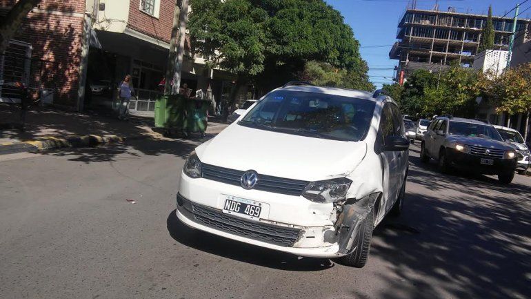 Un diputado provincial salía de su casa y chocó contra un auto
