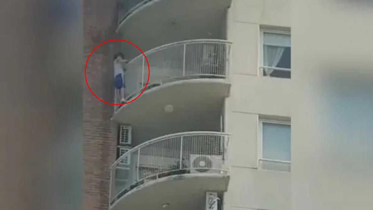 Rescatan a un niño que se trepó por el balcón para escapar de un incendio: imágenes impactantes