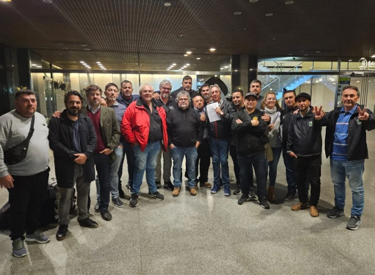 Dirigentes de la Comisión Directiva del gremio aceitero firmaron un nuevo acuerdo paritario con el sector empresarioAgencia Noticias Argentinas/Sindicato SOEA Dirigentes de la Comisión Directiva del gremio aceitero firmaron un nuevo acuerdo paritario con el sector empresarioAgencia Noticias Argentinas/Sindicato SOEA