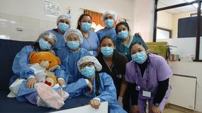 Candela Caitru, de 26 años y madre de 2 hijas, rindió su examen final en medio de la nieve y sin luz. Junto a 18 compañeros culminó 3 años de carrera en la cordillera. Fotos: Gentileza.