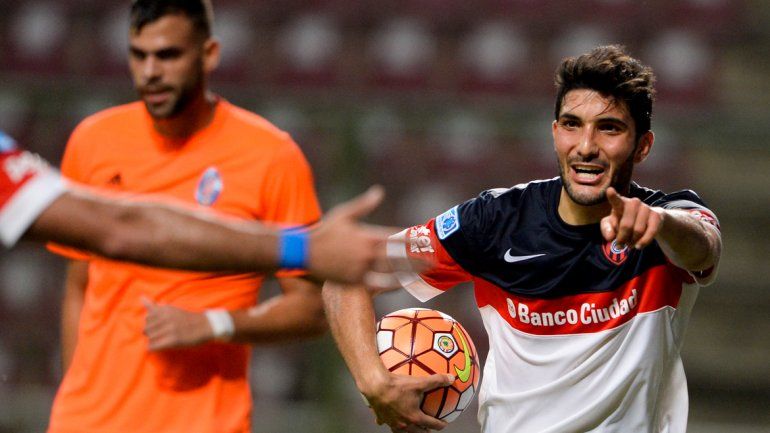 El festejo del goleador Nico Blandi. El Ciclón es el único argentino que sigue en carrera en la Sudamericana.