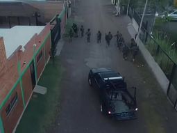 Decenas de policías participaron en el megaoperativo narco efectuado el sábado en domicilios de Cipolletti y la región. Diez personas quedaron imputadas. Foto: Gentileza. Decenas de policías participaron en el megaoperativo narco efectuado el sábado en domicilios de Cipolletti y la región. Diez personas quedaron imputadas. Foto: Gentileza.