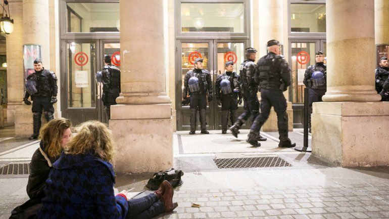 Efectivos de Gendarmería custodiando el edificio de la Comedia Francesa.