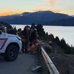 Un auto cayó al lago Lácar y desplegaron un impactante operativo de rescate en la Ruta 40. Fotos:&nbsp;Federico Soto