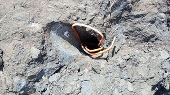 El explosivo escondido en la ruta 43, cerca de Andacollo / Foto Gentileza El explosivo escondido en la ruta 43, cerca de Andacollo / Foto Gentileza