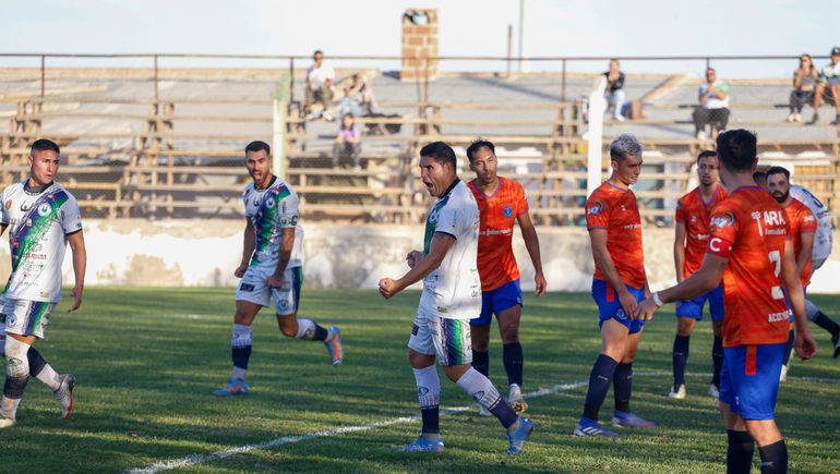 Henry Sáez festeja uno de sus dos tantos para Maronese en el empate contra Patagonia.&nbsp;