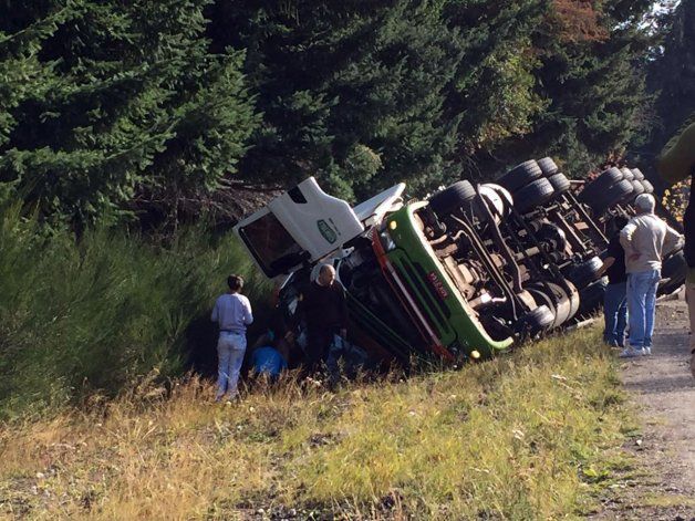 Perdió el control del camión y volcó sobre la Ruta 40: dos personas heridas