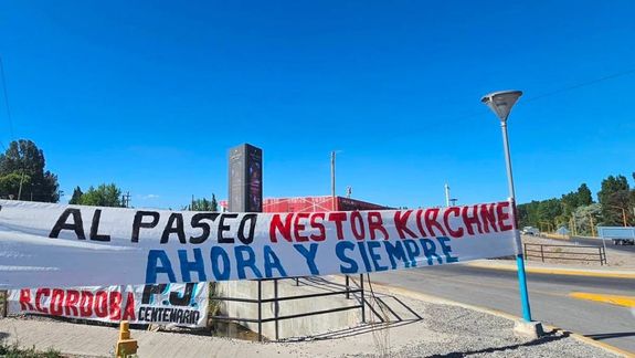 Militantes y vecinos piden que no se borre el nombre de Néstor Kirchner al paseo construido en 2010 en Centenario.