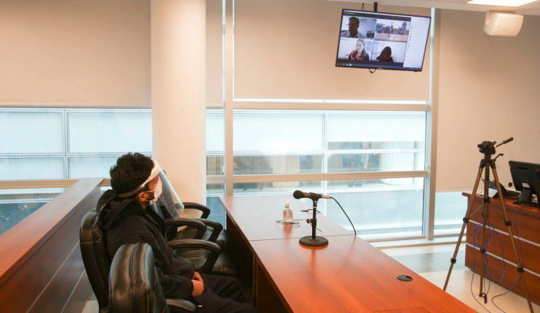 Juan Octavio Godoy, alias San La Muerte, siguió por pantalla la audiencia en la que le formularon cargos. 