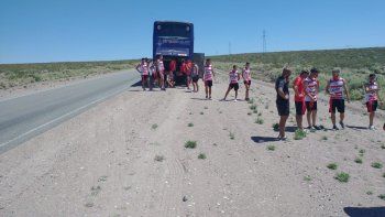 El viaje a Bariloche resultó todo una travesía. El micro se rompió y los jugadores del Rojo lejos de desanimarse le pusieron onda. Aquí jugando al trejo para matizar la espera. El viaje a Bariloche resultó todo una travesía. El micro se rompió y los jugadores del Rojo lejos de desanimarse le pusieron onda. Aquí jugando al trejo para matizar la espera.