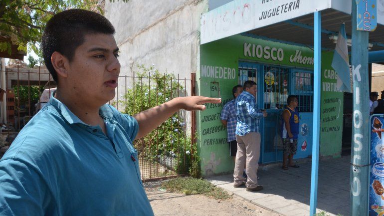 El hijo del propietario el día que comenzaron los allanamientos en calle Tandil al 100.&nbsp;
