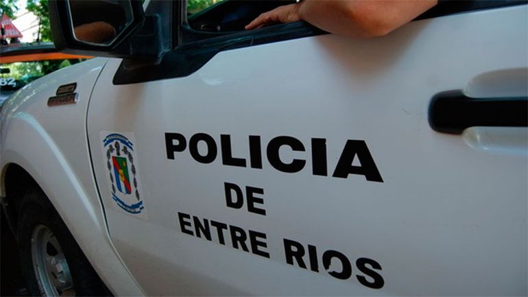 La policía entrerriana acudió a la ayuda del hombre tras el insólito accidente. La policía entrerriana acudió a la ayuda del hombre tras el insólito accidente.
