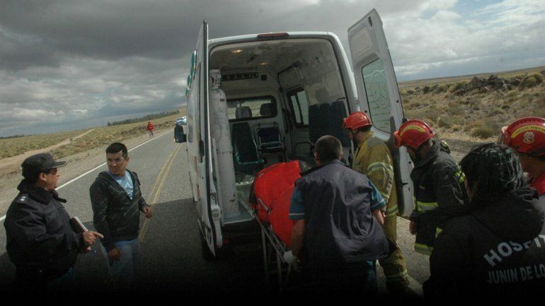 Fuerte choque en la Ruta 40 entre un auto y una camioneta: dos neuquinos están graves