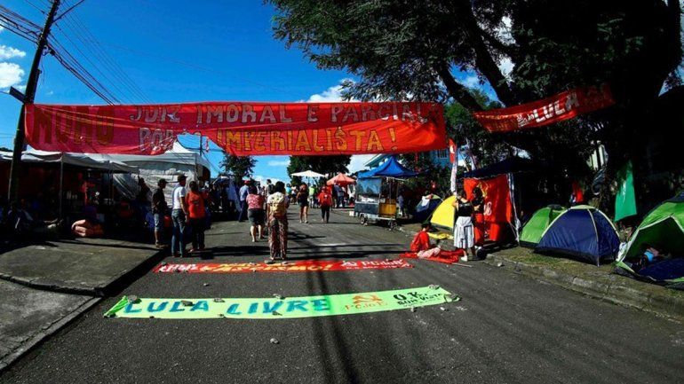 Curitiba: balearon el campamento de apoyo a Lula