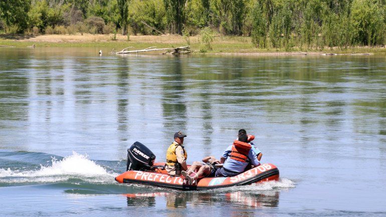 El cuerpo del infortunado joven fue trasladado en una lancha de Prefectura.