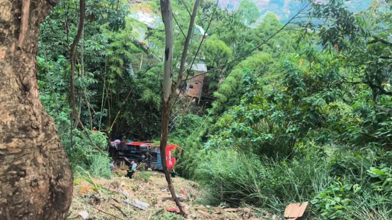El alcalde de Medellín dijo que el colectivo se precipitó a un abismo de aproximadamente 50 metros. | LM Neuquen El alcalde de Medellín dijo que el colectivo se precipitó a un abismo de aproximadamente 50 metros.