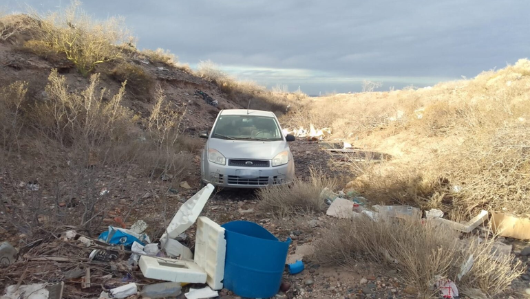 Un auto robado en Senillosa fue encontrado en un cañadón de Centenario