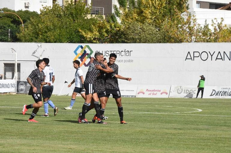 Cipolletti y su primer festejo en casa ante Brown de Madryn. 