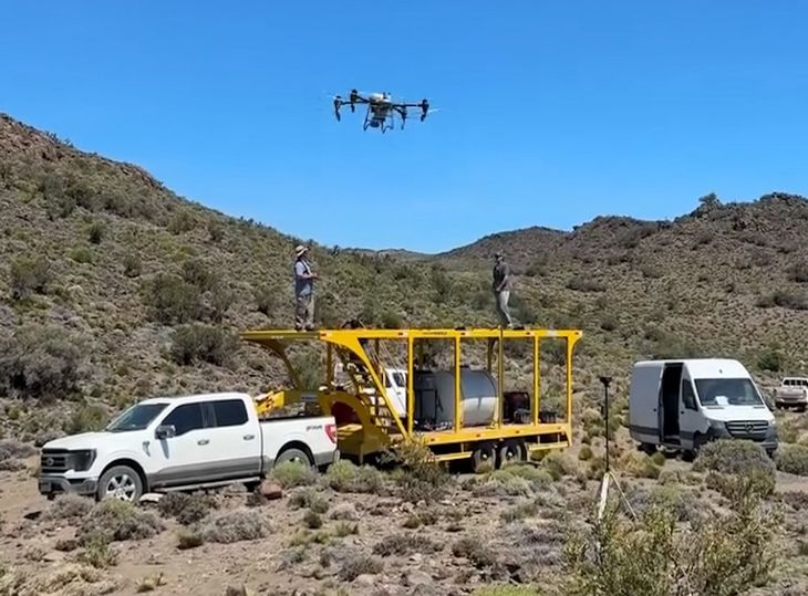 Tecnología aérea en la estepa: Río Negro desplegó drones para frenar el avance de la tucura en el sur provincial