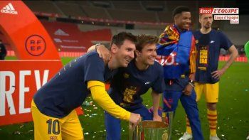 los mas pibes del barcelona, hacian fila para sacarse una foto con messi los mas pibes del barcelona, hacian fila para sacarse una foto con messi