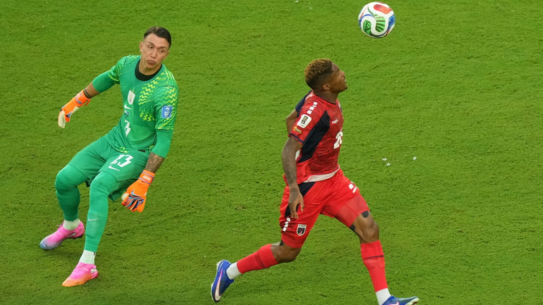 De enemigo público N° 1 a héroe nacional: la historia del jugador de Cabo Verde que amargó a Uruguay.