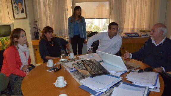 Los concejales, junto a Rodolfo Laffitte, durante la prueba piloto.