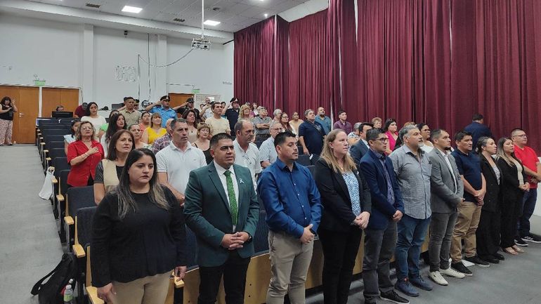 El intendente Gonzalo Núñez y la vice Verónica González y funcionarios durante la apertura de sesiones de San Patricio del Chañar.