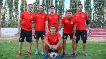 Los sobrevivientes de la hazaña, reunidos por LMN ayer: Ramos, Domini, Vivanco, Solís, Pontet y Berra, con la pelota.