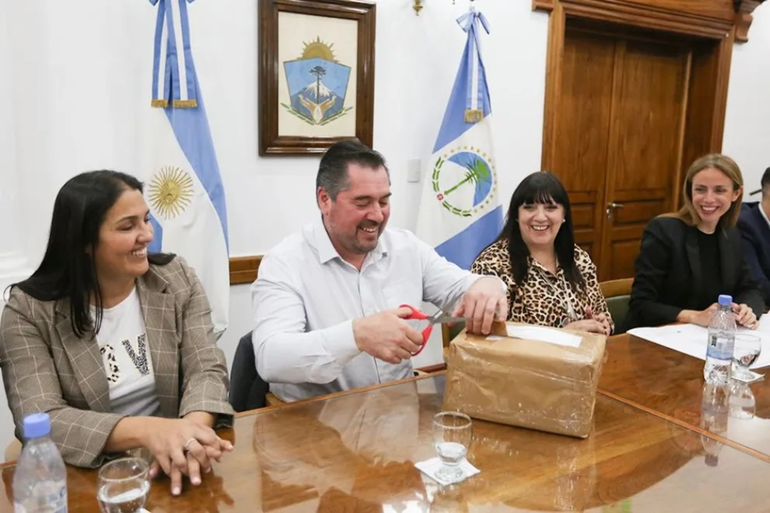 Apertura de sobres de la licitación para la nueva escuela en Villa La Angostura.