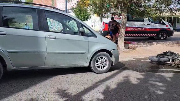 Venía en contramano con la moto y fue embestido por un auto