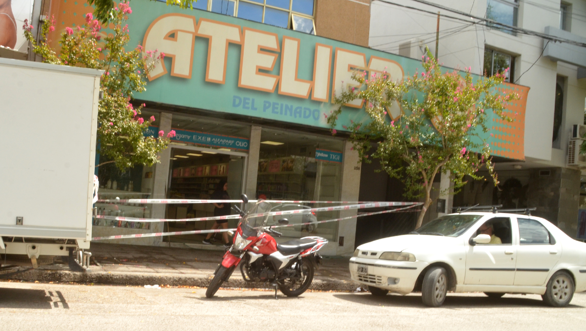 El frente del comercio cipoleño había sido acordonado tras el incendio. Foto; Antonio Spagnuolo