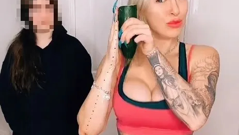 Se tatuó una regla para medir los penes de sus amantes